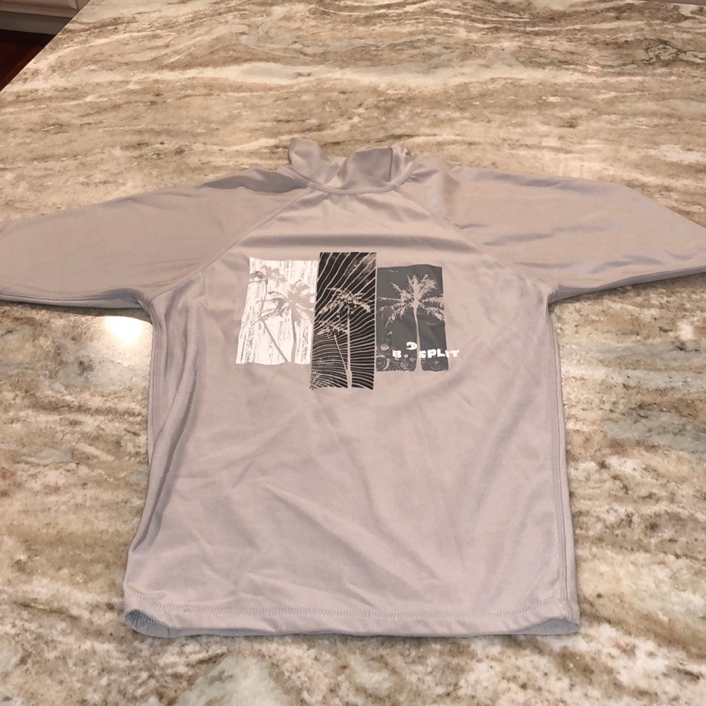 B Split rash guard